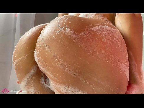 ❤️ Brunette o ipholla litho tsa botona kapa botšehali ho li khotsofatsa Pussy e nang le Vibrator ho ea ho Intense Orgasm in Shower ️  ﹏